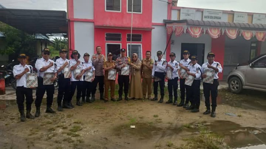 Penyerahan Penghargaan Kepada Desa Sepinggan